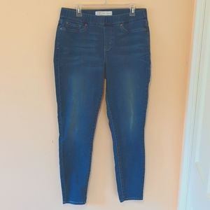Signature Levi Strauss totally shaping pull on skinny jeans
